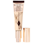 Base líquida Charlotte Tilbury Beautiful Skin en tubo beige con tapa dorada
